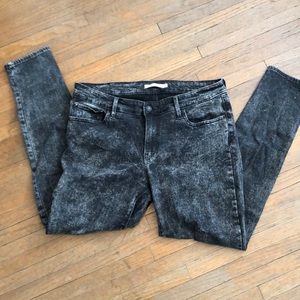 Levi’s 711 Skinny Size 32 black acid wash jeans.